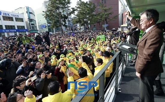 NSP통신-문재인 후보가 제주 동문공설시장 앞 산지천 마당에서 제주시민들을 향해 연설하고 있다.