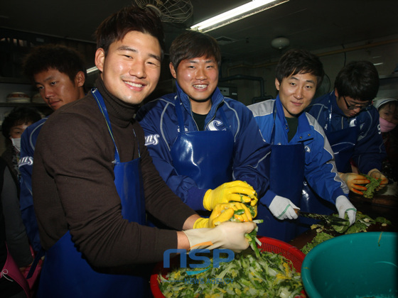 NSP통신-7일 대구시 서구 보림의 집에서 무료급식 준비에 한창인 삼성 선수들. (삼성라이온즈 제공)