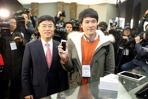 [NSP PHOTO]KT 아이폰5 첫 개통자에 대학생, LTE요금 1년 무료 제공