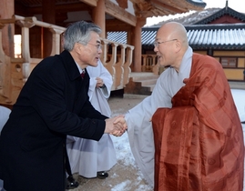 [NSP PHOTO]문재인 후보, 부산 범어사 주지 수불 예방…오후 , 광화문 유세 예정