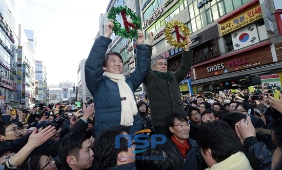 NSP통신-안철수 전 후보와 문재인 후보가 9일 오후 경기 산본역 중앙광장 앞에서 꽃다발을 들고 시민들의 환영에 화답하고 있다.