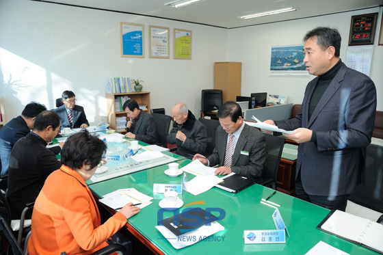 NSP통신-11일 남해군청 부군수실에서 심의위원 7명이 참석한 가운데 농작물 피해보상심의회가 열리고 있다. (남해군 제공)