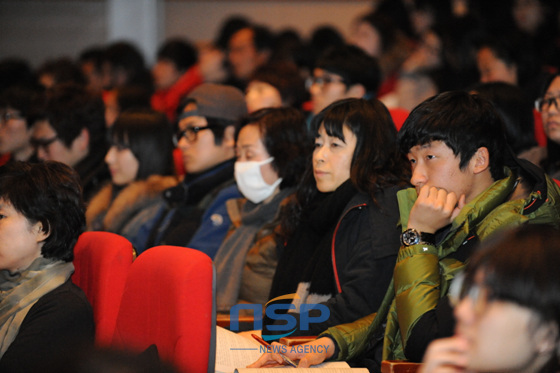 NSP통신-2013학년도 권역별 대입 정시지원 설명회에 참석한 학생과 학부모들이 강의에 집중하고 있다. (진주시 제공)
