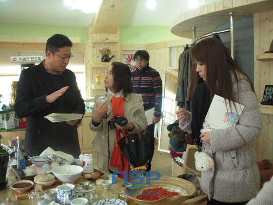 NSP통신-팸투어에 참가한 일행들이 동의보감촌을 방문해 설명을 듣고있다 (잇츠 코리아 제공)