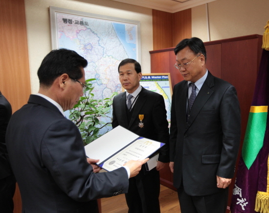 NSP통신-현대엘리베이터 문완기 서비스사업본부장(오른쪽 첫 번째)이 행정안전부 이삼걸 차관(왼쪽 첫 번째)으로부터 대통령표창을 받고 있다.