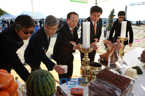 NSP통신-해양플랜트 종합시험연구원 신축공사 부지에서 안전기원제가 진행되고 있다. (하동군 제공)