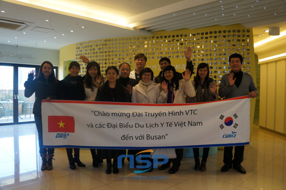 NSP통신-Đại biểu VTC và Cobiz chụp hình cùng Nha Khoa Chicago UIC ở Heundae, Busan (Ảnh= Phóng viên Kim Dong Eun)