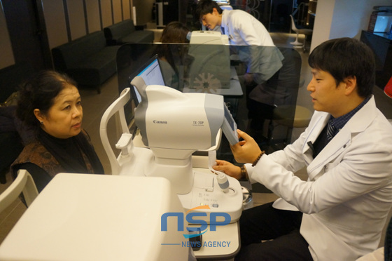 NSP통신-Trực tiếp được bác sĩ nhãn khoa khám và tư vấn ở bệnh viện mắt Nunevit (Ảnh = Phóng viên Kim Dong Eun)