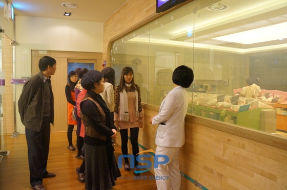 NSP통신-Các đại biểu tham quan bệnh viện Phụ Nữ Ellium, phòng chăm sóc trẻ sơ sinh (Ảnh= Phóng viên Kim Dong Eun)