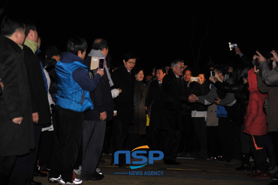 NSP통신-문재인 민주통합당 대선 후보가 투표를 하러 가고 있다.