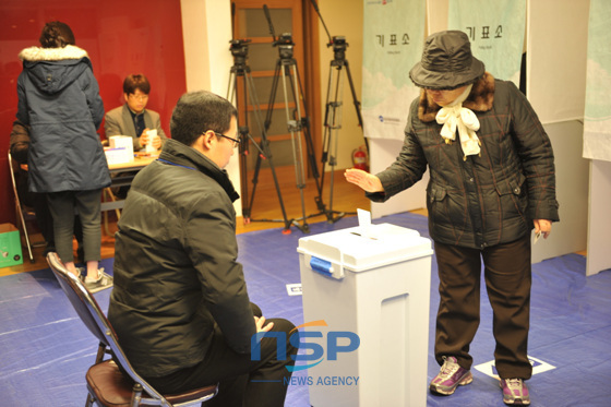 NSP통신-19일 문재인 후보가 투표한 부산 사상구 엄궁동 롯데캐슬 경로당의 투표소에서 어르신이 투표를 하고 있다. (도남선 기자)
