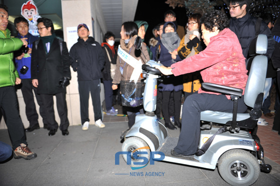 NSP통신-영하의 날씨에도 불구하고 투표소를 찾는 시민들의 발걸음이 뜨겁다. 몸이 불편한 어르신이 전동휠체어를 이용해 투표소로 이동하고 있다. (도남선 기자)