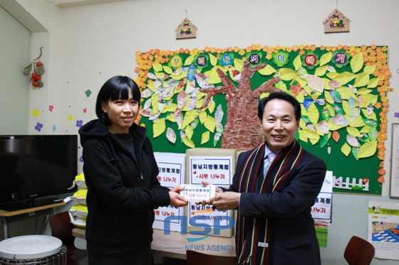NSP통신-김경태 동남지방통계청장(右)이 연산지역아동센터를 방문해 직원들의 기증품을 전달하고 있다. (동남지방통계청 제공)