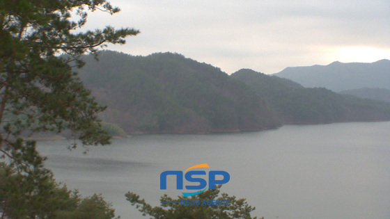 NSP통신-被高峰与曲折山路所包围的住岩寺。