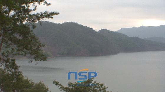 NSP통신-曹渓山と海抜920ｍの母后山の間にある美しい湖、住岩湖
