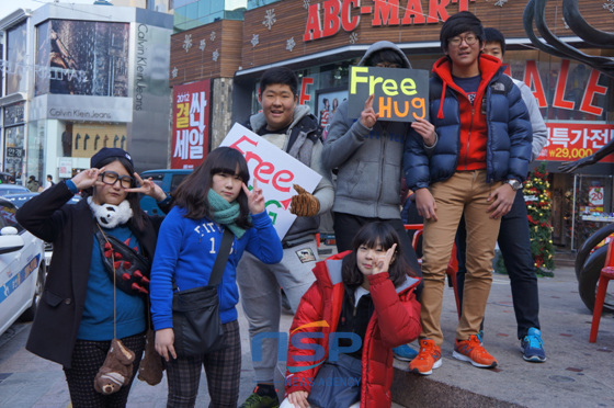 NSP통신-부산 다대중학교 학생들이 광복로 중앙에서 프리허그를 진행하고 있다. (정유리 기자)