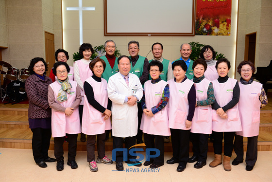 NSP통신-민병각 씨(뒷줄 왼쪽에서 네번째)와 고신대학교복음병원 호스피스 자원봉사자들. (고신대복음병원 제공)