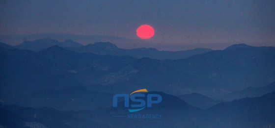 NSP통신-백암산 정상에서 바라본 새해 첫 해돋이 모습. (함양군 제공)