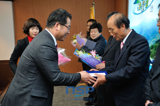 NSP통신-정현태 군수가 지족마을 김윤권 이장에게 우수마을 상패와 상금을 전달하고 있다. (남해군 제공)