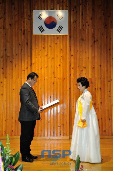 NSP통신-남해군 정현태 군수가 하미자 회장에게 훈장증을 전달하고 있다. (남해군 제공)