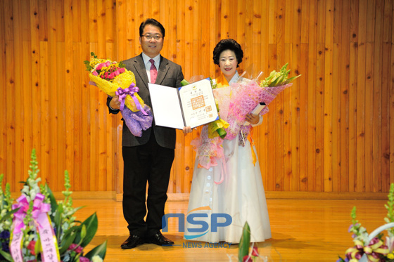 NSP통신-남해군 정현태 군수와 하미자 회장이 기념 촬영을 하고 있다. (남해군 제공)