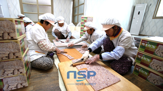 NSP통신-경남 산청군 대포마을 할머니들이 한과를 만들고 있다. (경남 산청군 제공)