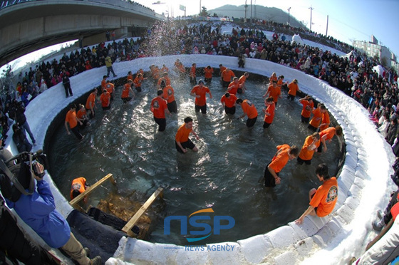 NSP통신-화천 산천어축제에서 참가자들이 맨손으로 산천어를 잡고 있다. (코레일 제공)