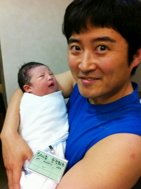 [NSP PHOTO]임호 득남, 붕어 빵 아들 안고 함박 웃음…아들바보 예약