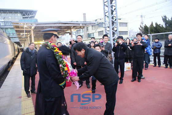 NSP통신-최덕률 코레일 부산경남본부장이 제용범 KTX 기장과 아내에게 화환을 걸어주고 있다. (코레일 제공)