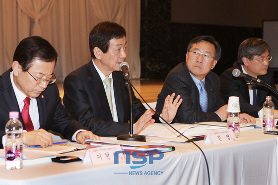 NSP통신-진영 대통령직 인수위원회 부위원장이 간담회에서 질의에 답변하고 있다. (중소기업중앙회 제공)