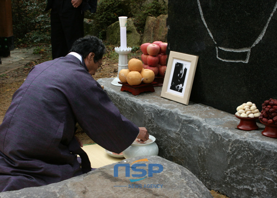 NSP통신-부산시 구덕문하공원에 끽다래 기념비가 세워져 매년 추모 헌다례가 진행되고 있다