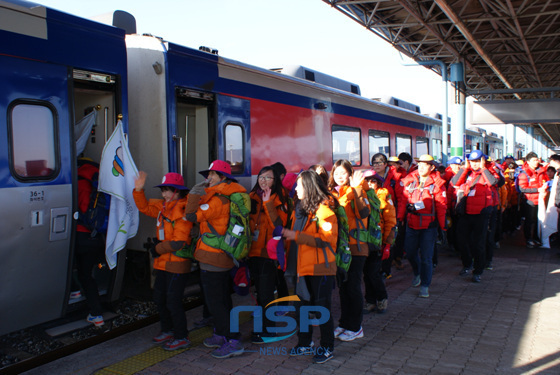 NSP통신-하모니원정대가 관광테마열차에 오르고 있다. (코레일 제공)
