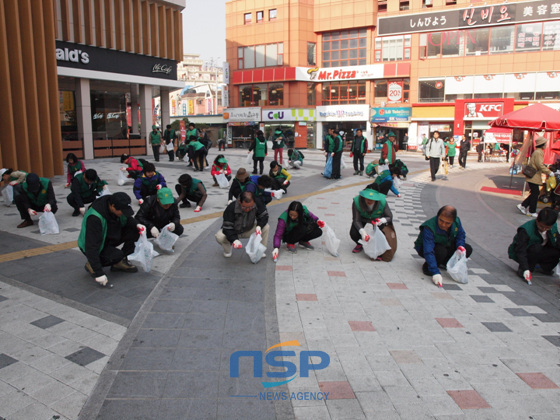 NSP통신-사상구 서부터미널앞에서 봉사자들이 환경정비를 하는 모습. (부산시 사상구 제공)