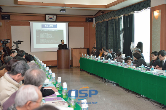 NSP통신-박성석 경상대 교수가 연구 성과물을 발표하고 있다. (경남 남해군 제공)