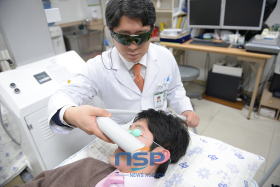 NSP통신-고신대복음병원 의료진이 환자에게 여드름 치료를 하는 모습. (고신대복음병원 제공)