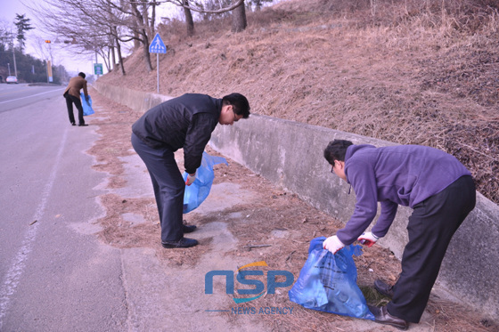 NSP통신-남해군 군 공무원들이 설을 맞아 국토 대청결 운동을 하고 있다. (경남 남해군 제공)