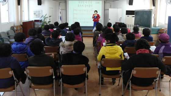 NSP통신-임순남 노래강사의 지휘아래 노래수업이 진행되고 있다. (경남 함양군 제공)