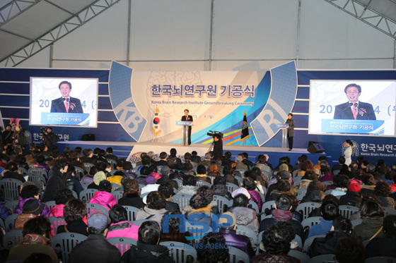 NSP통신-김범일 대구시장이 한국뇌연구원 건립 기공식에 참석해 축사를 하고 있다. (대구시 제공)