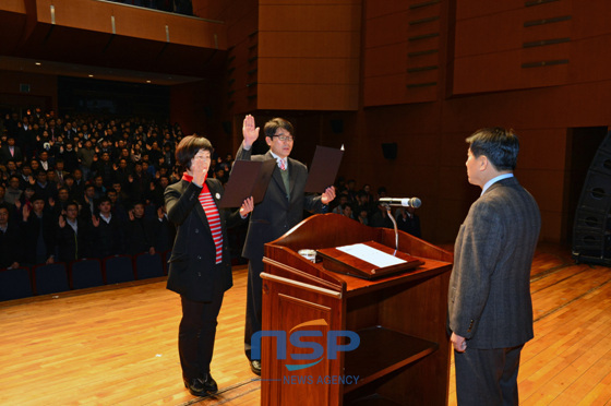 NSP통신-나동연 양산시장에게 청렴결의 선서하는 최정순 양주동장(좌)과 박형곤 도시과장(우)의 모습. (경남 양산시 제공)