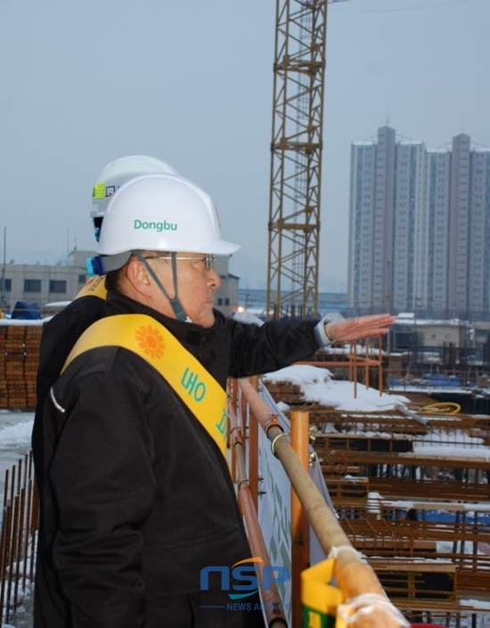 NSP통신-이순병 동부건설 부회장이 남양주 도농역 센트레빌 현장을 점검하고 있다.