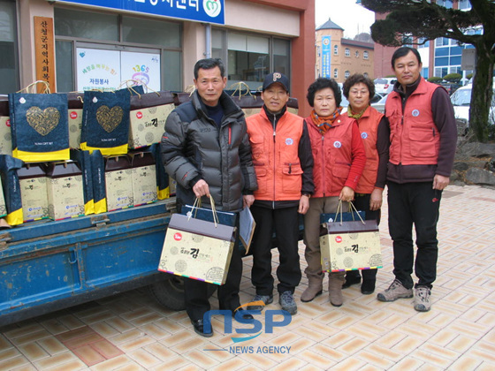 NSP통신-어려운 이웃을 위해 설 선물을 준비한 김기준 산청군아동위원협의회 회장(좌)과 아동위원협의회원들의 모습. (경남 산청군 제공)