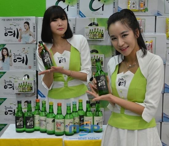 NSP통신-대선주조 홍보 모델들이 명절차례 전용 소주인 그리워예 홍보 활동을 벌이고 있다.