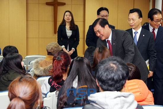 NSP통신-강창희 국회의장이 북한 이탈 청소년들을 위한 대안학교 하늘꿈학교를 방문 학생들을 격려하고 있다.