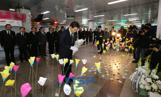 NSP통신-대구 지하철 화재사고 10주기를 맞아 김범일 대구시장이 18일 오전 중앙로역을 찾아 추모대에서 헌화를 하고 있다. (대구시 제공)