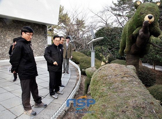 NSP통신-이기태 구청장을 비롯한 간부공무원들과 진해군항제 현장을 점검하고있다