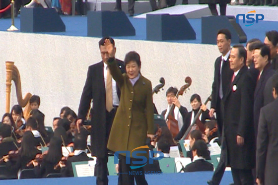 NSP통신-박근혜 대통령이 25일 취임식에서 국민들에게 손을 흔들어보이고 있다. (NSP TV)