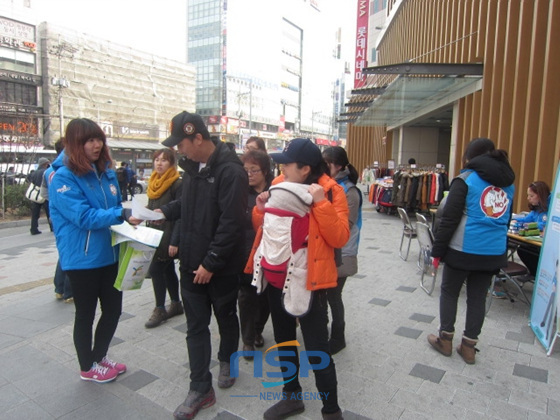 NSP통신-사상구보건소 직원들이 금연거리를 홍보하고 단속에 대해 안내하는 유인물을 시민들에게 배포하고 있다. (사상구 제공)