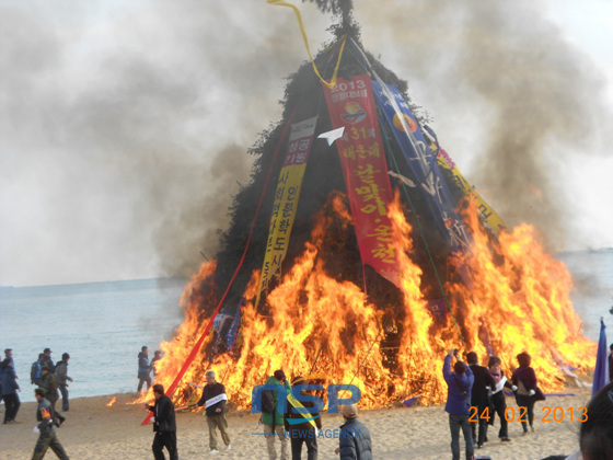 NSP통신-24일 해운대 백사장에서 열린 달집태우기 행사. (코레일 제공)