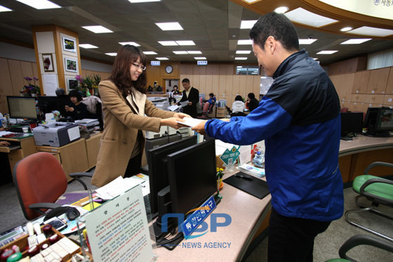 NSP통신-경남 산청군 민원실에서 군 직원을 대상으로 본인서명사실확인서 발급을 시연하고 있다. (경남 산청군 제공)