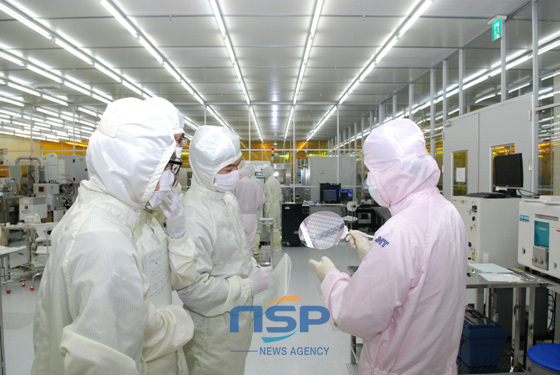 NSP통신-포항나노기술집적센터에서 연구원들이 첨단 기술을 활용한 실험을 하고 있다. (경상북도 제공)